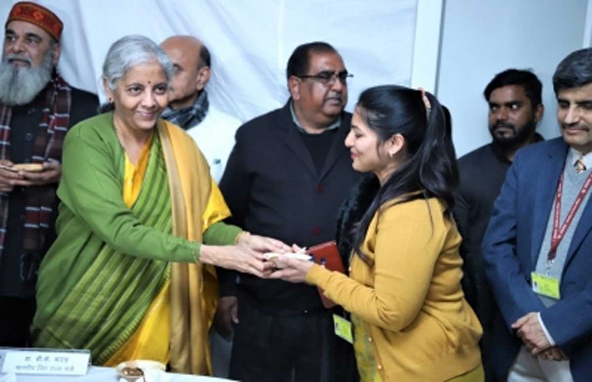 बजट से पहले वित्त मंत्री ने हलवा समारोह में लिया हिस्सा बजट से पहले वित्त मंत्री ने हलवा समारोह में लिया हिस्सा